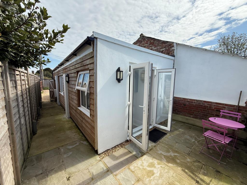 Lot: 61 - OFFICE WITH PARKING IN ATTRACTIVE LOCATION - Rear view of the building with patio doors